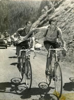 Martini , Carlo, [Coppi e Bartali al Tour de France], 1952, fotografia bianco e nero : gelatina bromuro d'argento su carta baritata ; 240x180 mm, CC BY-NC-ND