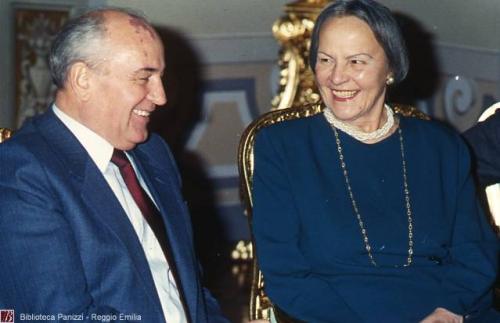 Agenzia A.N.S.A., Nilde Iotti con Michail Gorbaciov, 1985 circa, diapositiva a colori : sviluppo cromogeno su poliestere ; 45x45 mm., CC BY-NC-ND