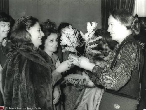 Fotostudio Comm. Cantera, Festa della donna, 1982, fotografia bianco e nero : gelatina bromuro d'argento su carta baritata ; 178x240 mm., CC BY-NC-ND