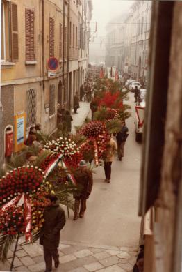 Il corteo funebre lascia la sede del PCI in via Toschi per dirigersi verso il Comune di Reggio Emilia in piazza Prampolini, 2/1982, CC BY-SA