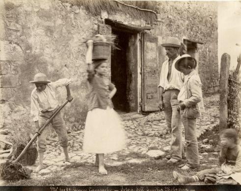 Poppi, Pietro, Genere campestre – Gruppo di contadini che lavorano, post 1888, albumina su carta, CC BY-SA