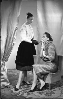 Fototecnica Artigiana, Bologna - Pellicceria Sarti - Indossatrici con giacchino corto in visone, post 1955, gelatina bromuro d'argento su vetro, CC BY-SA Fototecnica Artigiana, Bologna - Pellicceria Sarti - Indossatrici con giacchino corto in visone, post 1955, gelatina bromuro d'argento su vetro, CC BY-SA