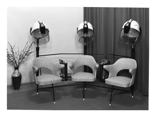 Fototecnica Bolognese, Bologna - Ditta Elettra - Poltroncine e caschi asciugacapelli, post 1962, gelatina bromuro d'argento su vetro, CC BY-SA Fototecnica Bolognese, Bologna - Ditta Elettra - Poltroncine e caschi asciugacapelli, post 1962, gelatina bromuro d'argento su vetro, CC BY-SA