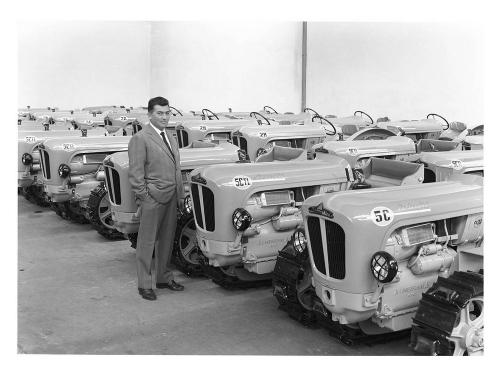 Fototecnica Bolognese, Lamborghini Trattori - Ferruccio Lamborghini davanti a una serie di trattori modello 5C e 5CTL, 1962 circa, gelatina bromuro d'argento su vetro, CC BY-SA Fototecnica Bolognese, Lamborghini Trattori - Ferruccio Lamborghini davanti a una serie di trattori modello 5C e 5CTL, 1962 circa, gelatina bromuro d'argento su vetro, CC BY-SA