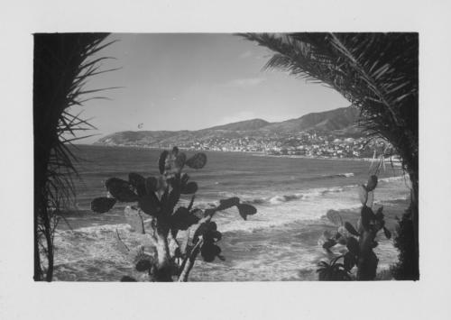 Sconosciuto, Riviera dei Fiori - Panorama del Golfo, XX - metà secolo, Gelatina ai sali d'argento/carta, CC BY-SA