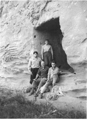 Fantini, Luigi, Monte delle Formiche (Pianoro), Grotta dell'Eremita o "Tana del Romito", 1963, gelatina bromuro d'argento su vetro, CC BY-SA Fantini, Luigi, Monte delle Formiche (Pianoro), Grotta dell'Eremita o "Tana del Romito", 1963, gelatina bromuro d'argento su vetro, CC BY-SA