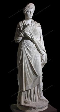 Archivio fotografico Museo archeologico reg. Paolo Orsi SR - Gallitto G., Statua femminile in marmo bianco - da Akradina Siracusa - fine I, inizi II sec. d.C. La statua, probabilmente di carattere funerario, si colloca tra le produzioni statuarie della tarda Età Flavia oppure tra le prime produzioni in epoca di Traiano, fotografia still life digitale, CC BY-NC-ND