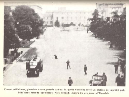 Un momento degli scontri ripreso dal balcone del teatro Ariosto, 7/7/1960, CC BY-NC-ND