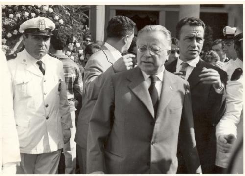Il segretario nazionale del PCI on. Palmiro Togliatti visita la camera ardente presso il teatro municipale Romolo Valli. Alla sua sinistra l'on. Pietro Ingrao, 9/7/1960, CC BY-NC-ND