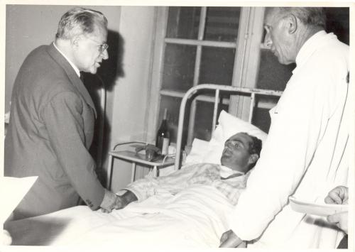 Il segretario nazionale del PCI on. Palmiro Togliatti visita i feriti degli scontri ricoverati all'ospedale di Reggio Emilia, 9/7/1960, CC BY-NC-ND