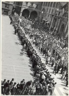 Il corteo funebre delle cinque vittime in piazza Prampolini, 9/7/1960, CC BY-NC-ND