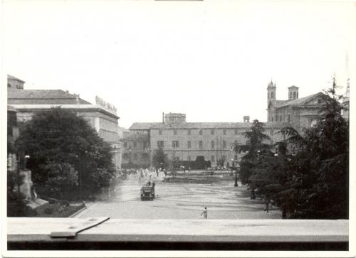 Un momento degli scontri in piazza della Vittoria vista dal balcone del teatro Ariosto, 7/7/1960, CC BY-NC-ND