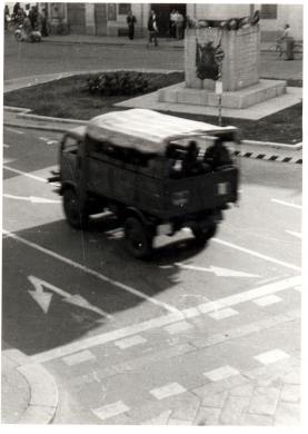Una camionetta militare transita per piazza Gioberti durante gli scontri, 7/7/1960, CC BY-NC-ND