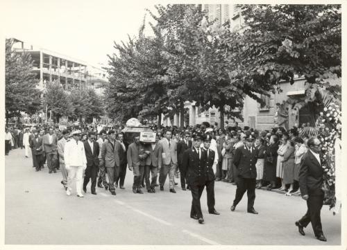Il corteo funebre delle cinque vittime transita per corso Garibaldi. In primo piano la bara di Lauro Farioli, 9/7/1960, CC BY-NC-ND