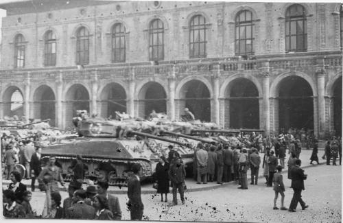 Carri in Piazza Maggiore. Liberazione., 21/04/1945, Positivo su carta, CC BY-SA
