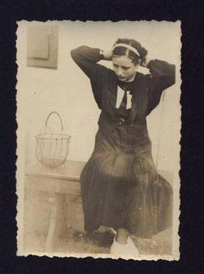 	Giovane donna si raccoglie i capelli in interno., 1938 circa, Positivo su carta, CC BY-SA