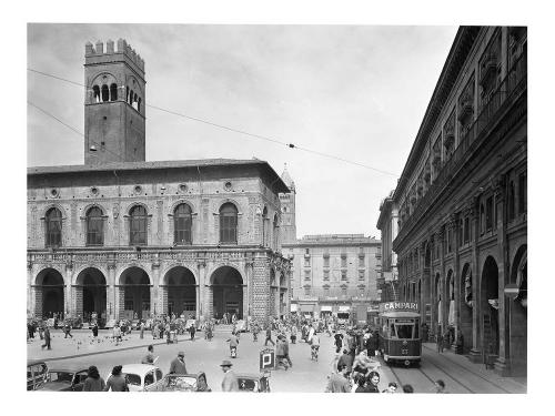 Fototecnica Artigiana, Bologna - Veduta parziale animata di Piazza Maggiore verso Via Rizzoli, 1954 circa, gelatina bromuro d'argento su vetro, CC BY-SA Fototecnica Artigiana, Bologna - Veduta parziale animata di Piazza Maggiore verso Via Rizzoli, 1954 circa, gelatina bromuro d'argento su vetro, CC BY-SA
