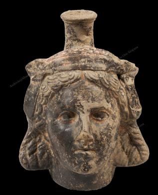 Archivio fotografico Museo archeologico reg. Paolo Orsi SR - Gallitto G., Testa femminile - Necropoli del Fusco Siracusa - III sec. a.C. La corona e i boccoli libici richiamano la tipologia di testa da Morgantina, ma anche i ritratti della Commedia nuova e della cortigiana; forse una Menade siracusana. Fra i più antichi conosciuti con questo soggetto., fotografia still life digitale, CC BY-NC-ND