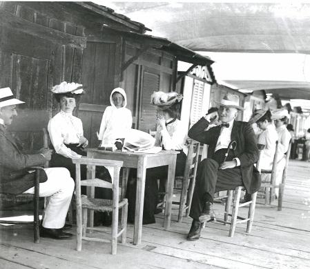 Michelini, Giuseppe, Riccione, luglio 1903. Sotto i capanni. 60 gradi, positivo, CC BY-SA Michelini, Giuseppe, Riccione, luglio 1903. Sotto i capanni. 60 gradi, positivo, CC BY-SA