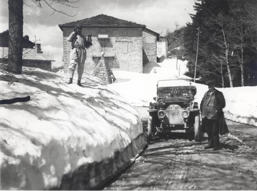Michelini, Giuseppe, Abetone. Villa Brugnoli sepolta dalla neve, positivo, CC BY-SA Michelini, Giuseppe, Abetone. Villa Brugnoli sepolta dalla neve, positivo, CC BY-SA