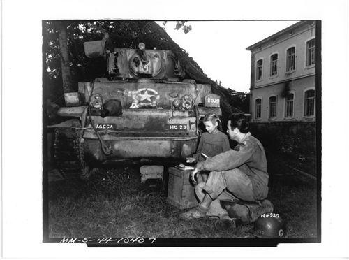 Mayer, T/5 W.A. Wilson Silver Grove, Ky, un cuoco della 5° Divisione Armata, offre da mangiare ad una bambina italiana dell' Alto Appennino. Italia, 5 Armata., 07/09/1944, Positivo su carta., CC BY-SA