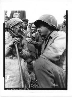 McWirther, Il S7 Sgt. Santo Pirri, 50 Bellerica St., Boston, Mass., 338° Artiglieria da Campo, 5° Armata in Italia, parla con una donna italiana. Gaggio Montano., 17/10/1944, Positivo su carta., CC BY-SA