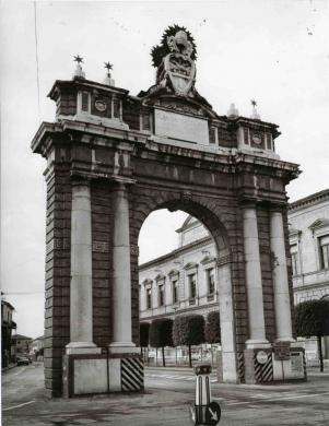 Comune di Santarcangelo di Romagna , Arco dedicato a Papa Clemente XIV in Piazza Ganganelli , foto in B/N , CC BY-SA