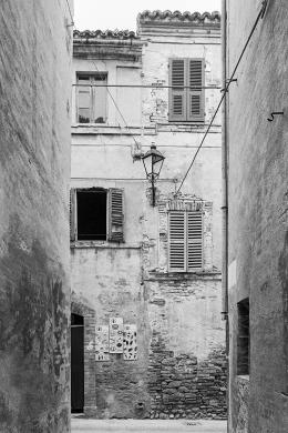 Amedeo Grilli, Vicolo degli archi che incrocia via Dante Alighieri, pellicola BN 24x36mm, CC BY-ND