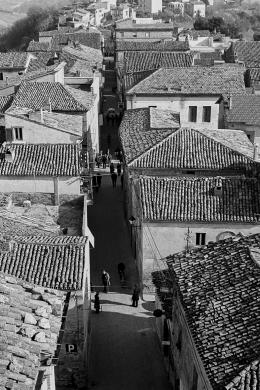 Amedeo Grilli, Vista sui tetti dalla torre campanaria, pellicola BN 24x36mm, CC BY-NC-ND