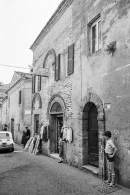 Amedeo Grilli, Via Dante Alighieri, negozio Cudini, pellicola BN 24x36mm, CC BY-NC-ND