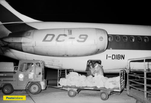24 aprile 1982, Fiumino (Roma). Servizio aeropostale notturno all'aeroporto Leonardo da Vinci, CC BY-NC-ND
