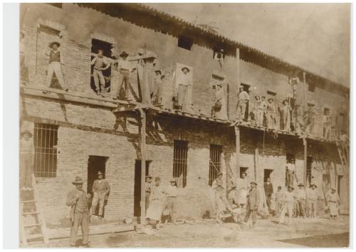 Anonimo, Castelfranco Emilia, Case popolari di via P. Tarozzi, muratori al lavoro, 1909, Aristotipo su cartoncino con velina, CC BY-NC-ND