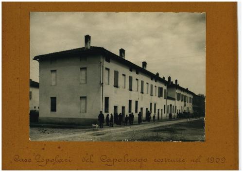 Anonimo, Castelfranco Emilia, Case popolari, 1909 circa, gelatina a sviluppo, su cartoncino con velina , CC BY-NC-ND