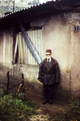 Pino Bartolomei, Anziano ritratto davanti la sua abitazione, Diapositiva 24x36mm gelatina a sviluppo, CC BY-NC-ND