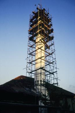 Pino Bartolomei, Impalcatura per sorreggere e ricostruire il minareto di una moschea, Diapositiva 24x36mm gelatina a sviluppo, CC BY-NC-ND