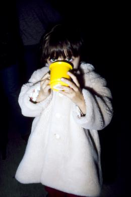 Pino Bartolomei, Bambina alle prese con il freddo invernale, Diapositiva 24x36mm gelatina a sviluppo, CC BY-NC-ND