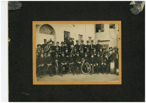 Anonimo, Castelfranco Emilia, Inaugurazione della nuova uniforme del corpo musicale, 16/10/1910, gelatina a sviluppo, su cartoncino con velina, CC BY-NC-ND