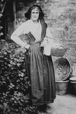 Clementi Romani, Giovane donna in costume d'epoca, lastra fotografica bromuro d'argento, CC BY-NC-ND