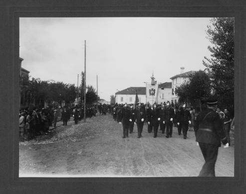 Bergonzini, Ciro, Castelfranco Emilia, Sfilata del corpo comunale presso il viale della stazione, 1932, gelatina a sviluppo, su cartoncino con velina, CC BY-NC-ND