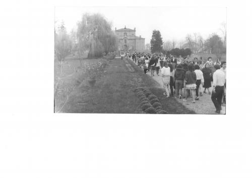 Anonimo, Castelfranco Emilia, Camminate popolari a Villa Sorra, post 1980, gelatina a sviluppo, CC BY-NC-ND