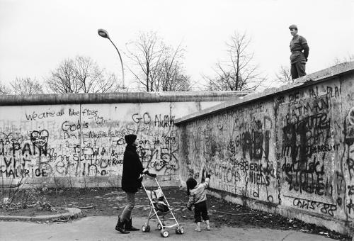 Mario Dondero, Nei giorni della caduta del Muro, Berlino, 1989, negativo BN 24x36mm, CC BY-NC-ND