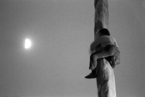 Mario Dondero, L'uomo che voleva raggiungere la luna, Accettura, Lucania, 1994, negativo BN 24x36mm, CC BY-NC-ND