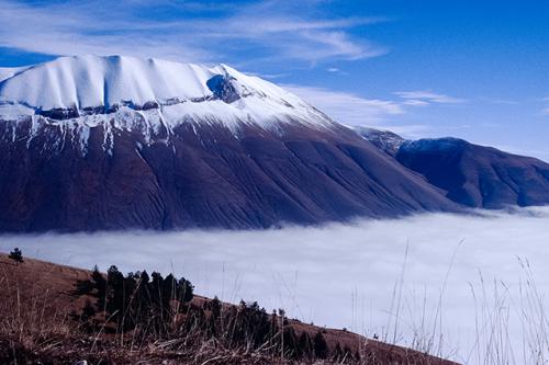 Gaetano Pirone, Veduta del Pian Grande di Castelluccio di Norcia (PG) da Forca di Presta, Diapositiva 24x36mm gelatina a sviluppo, CC BY-NC-ND