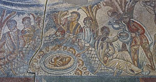Archivio fotografico Museo archeologico regionale Paolo Orsi, particolare scena dei mosaici sulla pavimentazione di uno dei tre ambienti, fotografia digitale, CC BY-NC-ND