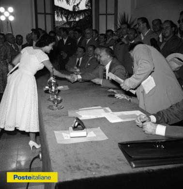 1955, Roma. Premiazione dei vincitori di una manifestazione artistico-culturale alla Casina Sportiva del Dopolavoro, per la Festa dell’Amministrazione P.T., CC BY-NC-ND