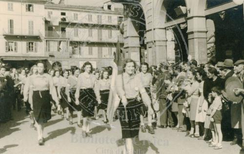 Biella, sfilata di staffette in occasione del conferimento della medaglia alle Brigate Garibaldi, 27/04/1947, CC BY-NC-ND