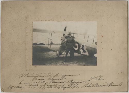 Schemboche, Ritratto di Francesco Baracca accanto a un aereo (001230; mm 130x182 / 238x329), ante 1918, stampa alla gelatina, CC BY-NC-ND