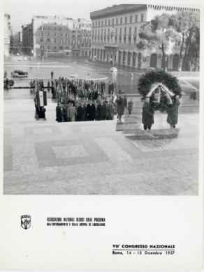 Agenzia fotografica "MAGIS", Roma, 14 o 15 dicembre 1957. I delegati al VII Congresso nazionale con le bandiere delle rispettive Sezioni, tra cui spicca quella di Bergamo, salgono verso la tomba del Milite Ignoto sull'Altare della Patria, 12/1957, positivo B/N, CC BY-SA