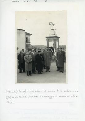 Tuscania (VT), 4 novembre 1960. «Tuscania (Viterbo) 4 novembre - La madre di un caduto con gruppo di reduci dopo aver reso omaggio al monumento ai caduti», 04/11/1960, positivo BN, CC BY-SA