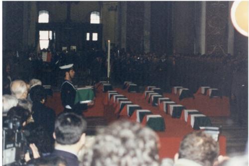 Roma, 16 aprile 1994.  Nella Basilica di Santa Maria degli Angeli un marinaio rende onore alle urne avvolte nel Tricolore dei trentasei cittadini del Lazio caduti in Russia, ritornate dopo cinquant’anni sul suolo natio, 16/04/1994, positivo C, CC BY-SA